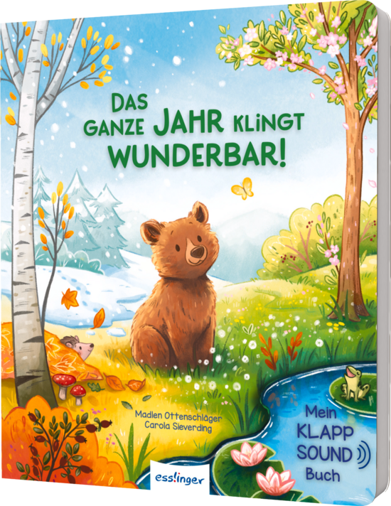 Das Buchcover zeigt einen niedlichen Bären in einem bunten Wald, umgeben von Bäumen, Blumen und einem plätschernden Bach. Der Titel „Das ganze Jahr klingt wunderbar“ erscheint in freundlichen grünen Buchstaben über der Szene.