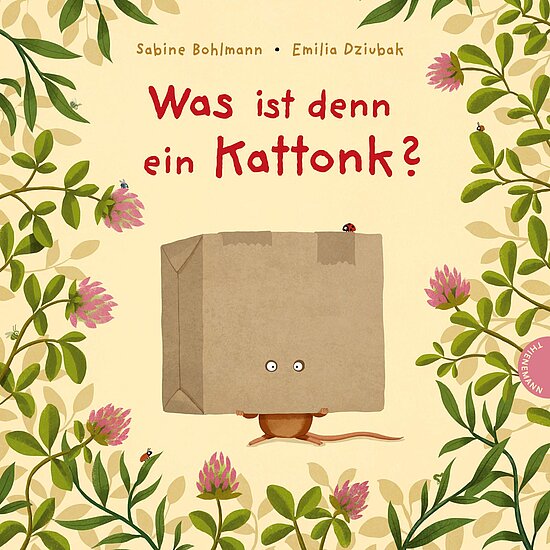 Das Buchcover zeigt eine niedliche Maus mit großen Augen, die hinter einem Kasten steht. Umgeben von bunten Blumen und grünen Blättern.