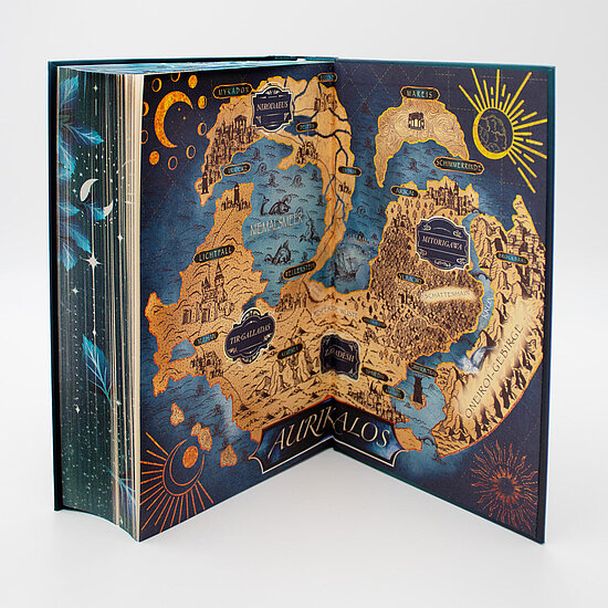 Das Buchcover zeigt … eine aufgeschlagene, goldene Kartenillustration auf dunkelblauem Grund mit Inseln, Bergzügen, Sonne und Mond.