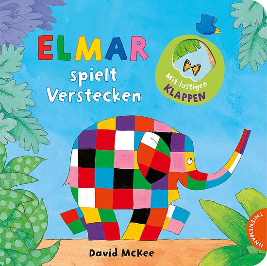 Das Buchcover zeigt einen bunt gemusterten Elefanten namens Elmar, der auf einem hellblauen Hintergrund zwischen grünen Blättern und Pflanzen steht. Der Titel „ELMAR spielt Verstecken“ ist in großen, bunten Buchstaben oben platziert.