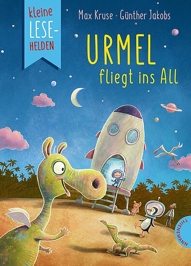 Das Buchcover zeigt einen bunten Nachthimmel mit einem raketenförmigen Raumschiff, umgeben von einem grünen, lachenden Dinosaurier und weiteren lustigen Tierfiguren. Der Titel „URMEL fliegt ins All“ ist in gelben Buchstaben oben auf dem Cover platziert.