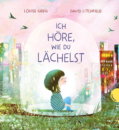 Das Buchcover zeigt ein lächelndes Kind mit dunklen Haaren, das in einer durchsichtigen Kugel auf grünem Gras vor pastellfarbenen Häusern sitzt.