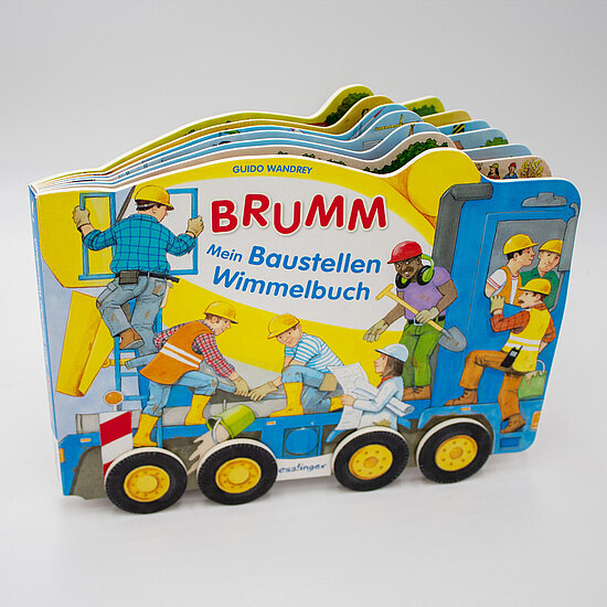 Das Buchcover zeigt ein gelb-blaues Baustellenfahrzeug mit mehreren Bauarbeitenden in Schutzhelmen, Werkzeugen und Bauelementen.