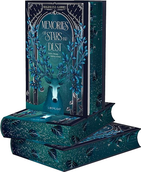 Das Buchcover zeigt ein dunkelblaues bis türkisgrünes Art-Deco-Design mit stilisiertem weißen Hirschkopf vorn, blauen Blattranken und Sternen.