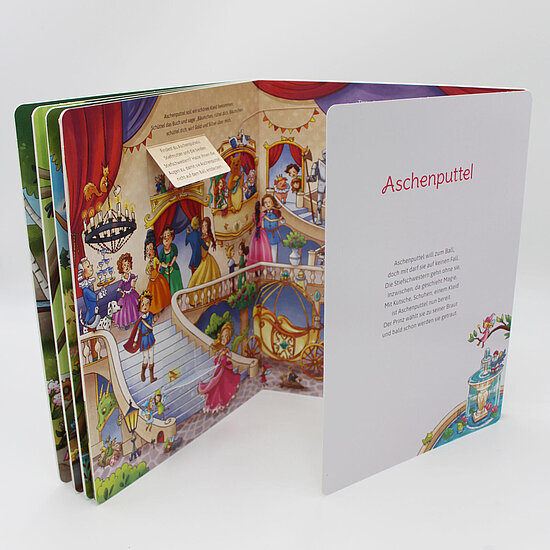Das Buchcover zeigt eine bunte Ballszene mit Aschenputtel in rosa Kleid auf Treppe, dem Prinzen, weiteren Gästen, rotem Vorhang und goldener Kutsche.