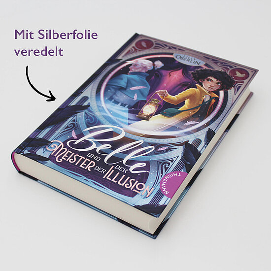 Das Buchcover zeigt … ein lila-blaues Portal mit einem lockigen Mädchen in gelbem Mantel, das eine Laterne hält, und einen Mann im türkisen Mantel.
