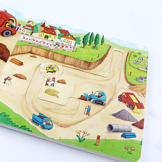 Das Buchcover zeigt … eine bunte Baustelle mit blauem Bagger, roten und blauen Lastwagen, Bauarbeitern und Häusern auf grünen Hügeln.