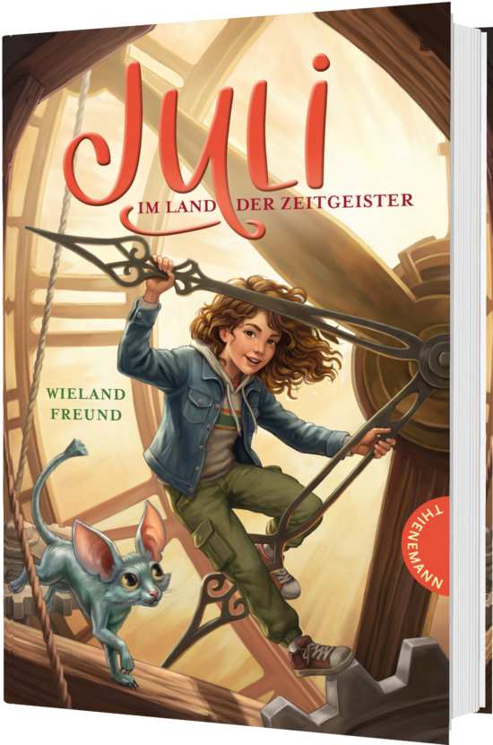 Das Buchcover zeigt ein junges Mädchen mit lockigen Haaren in blauer Jacke, das auf einer großen Zahnrädanlage schwingt, begleitet von einem kleinen, neugierigen Tier mit großen Ohren. Der Hintergrund ist in warmen Farbtönen gehalten und zeigt eine nostalgische, mechanische Umgebung.