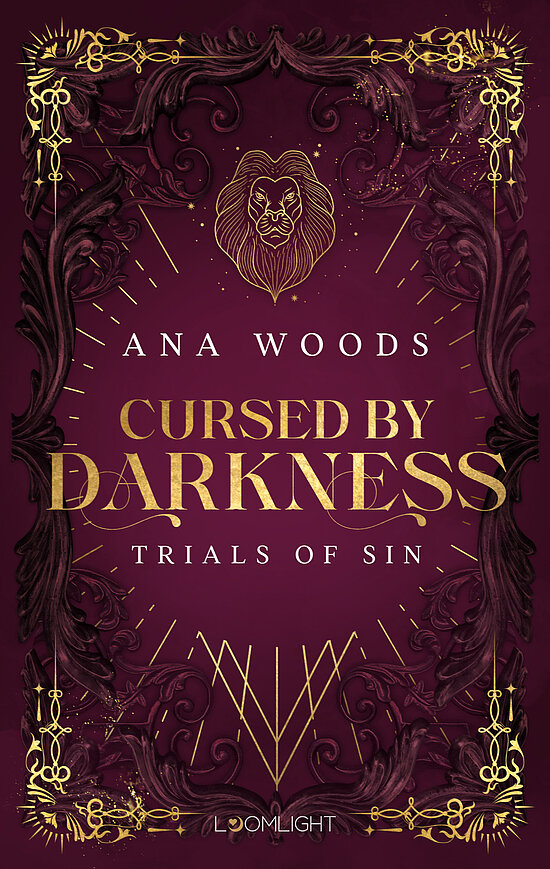 Das Buchcover zeigt einen tiefroten Hintergrund mit goldenen, verschnörkelten Verzierungen. Im Mittelpunkt ist ein stilisierter Löwenkopf und der Titel „Cursed by Darkness“ in großen, goldenen Buchstaben.