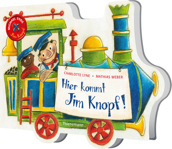Das Buchcover zeigt eine bunte Lokomotive mit einem bärenähnlichen Fahrer und einem dunkelhäutigen Jungen. Auf einem weißen Banner steht „Hier kommt Jim Knopf!“ in großer Schrift.