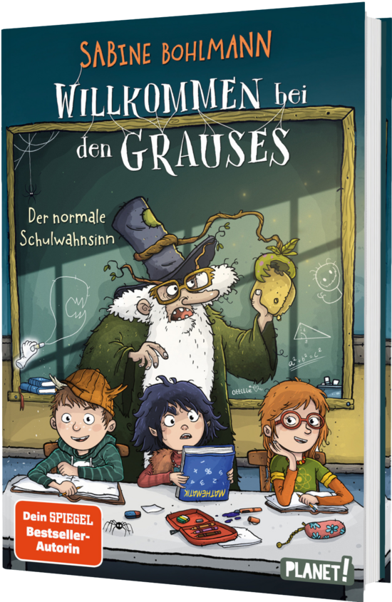 Das Buchcover zeigt eine bunte Klassenzimmerszene mit einem älteren, merkwürdigen Lehrer und drei neugierigen Kindern. Der Hintergrund ist dunkelgrün und die Figuren sind lebhaft und cartoonhaft gestaltet.