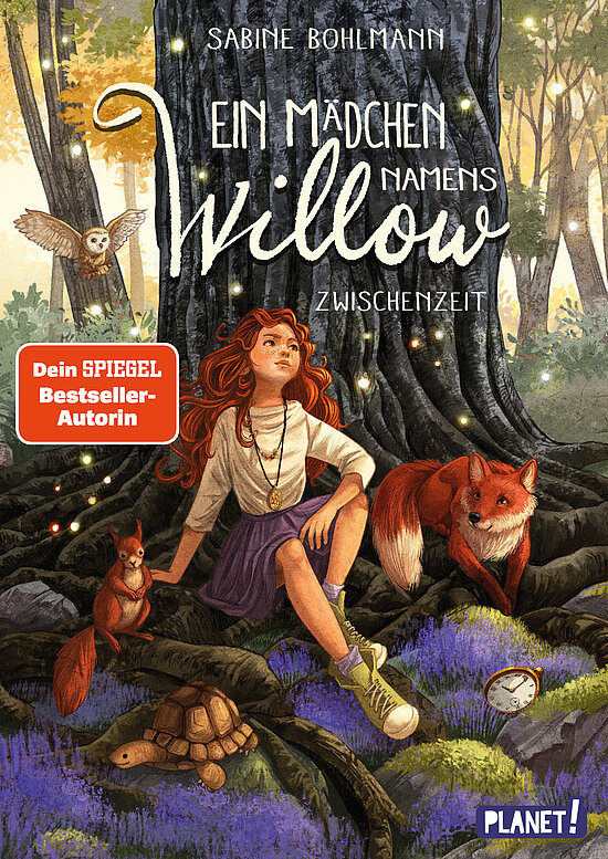 Das Buchcover zeigt ein rothaariges Mädchen an einem mächtigen Baum, umgeben von Fuchs, Eichhörnchen und einer Eule in violett blühendem Wald.