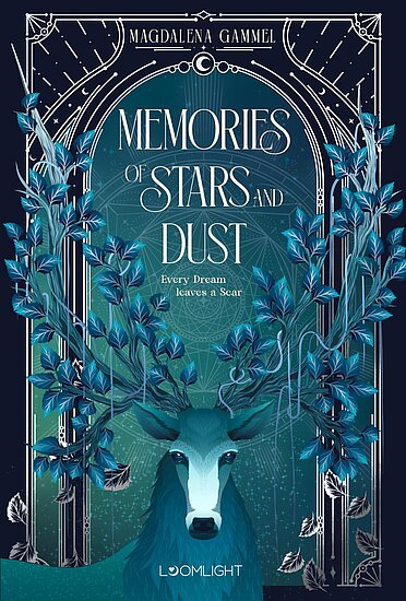 Das Buchcover zeigt einen blaugrünen Hirschkopf mit großen Geweihen, die in filigrane blaue Blätter übergehen, vor ornatem dunkelgrünem Hintergrund.