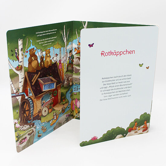 Das Buchcover zeigt drei Bären neben einer Mühlenkutsche am Bach im grünen Birkenwald und rechts eine weiße Seite mit dem Titel „Rotkäppchen“.