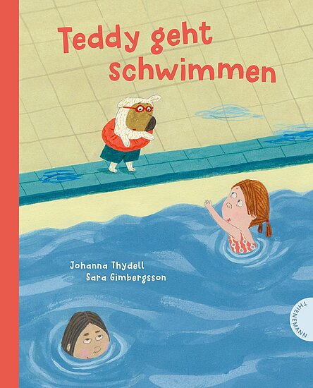 Das Buchcover zeigt einen roten Rahmen und eine Schwimmlandschaft mit zwei Mädchen im Wasser. Ein Teddybär in Schwimmbrille steht am Beckenrand und beobachtet sie.