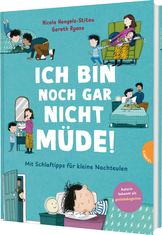 Das Buchcover zeigt eine bunte, illustrierte Szene mit einer Familie im Schlafzimmersetting. Kinder in Streifen-Shirts und ihre Eltern interagieren, während ein schlafendes Kind im Vordergrund liegt, umgeben von fröhlichen Farben und Cartoon-Elementen.
