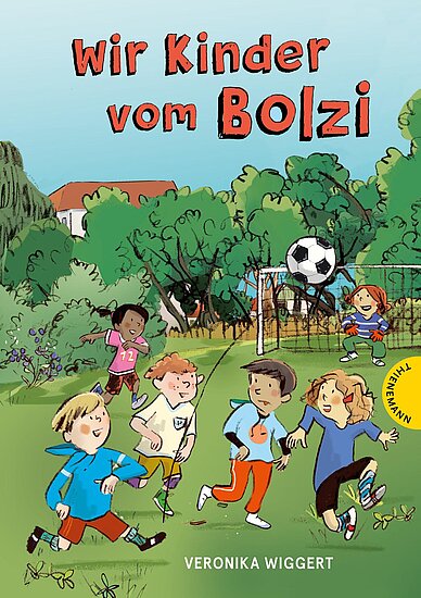 Das Buchcover zeigt eine lebhafte Szene im Freien mit Kindern, die Fußball spielen. Die Gruppe besteht aus mehreren Kindern mit unterschiedlichen Haarfarben, deren fröhliche Gesichtsausdrücke die dynamische Atmosphäre widerspiegeln. Der Hintergrund ist grün, mit Bäumen und einem Fußballtor.
