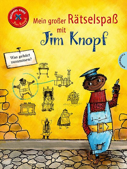 Das Buchcover zeigt einen großen, gelben Hintergrund mit Jim Knopf, der in blauer Kleidung und rotem Oberteil steht. Um ihn herum sind verschiedene Illustrationen von Figuren und Objekten, die mit Rätseln zu tun haben.