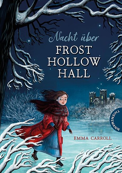 Das Buchcover zeigt ein Mädchen mit dunklen Haaren und einem auffälligen roten Mantel, das durch eine verschneite Landschaft läuft. Im Hintergrund ist ein düsteres Schloss sichtbar, umgeben von schneebedeckten Bäumen und einer sternenklaren Nacht.