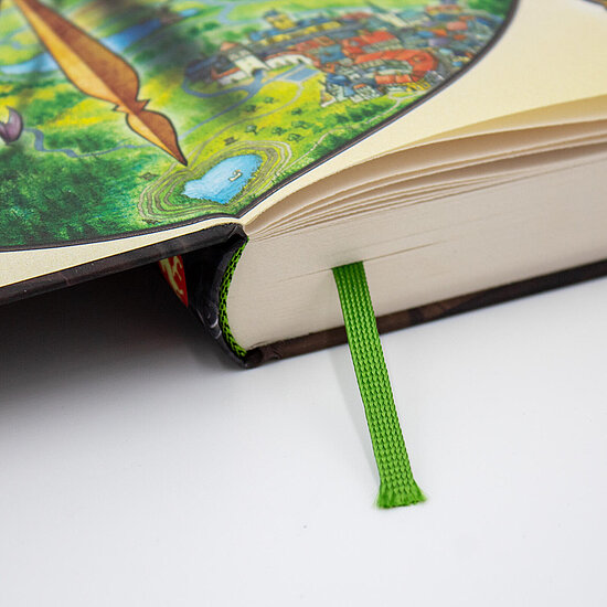 Das Buchcover zeigt … eine geöffnete Buchkante mit farbiger Kartenillustration auf dem Umschlag und ein grünes Lesebändchen hervorstehend.