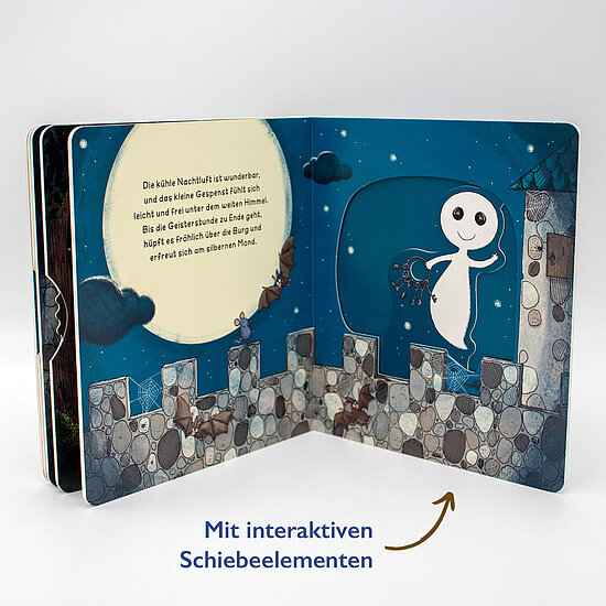 Das Buchcover zeigt einen lächelnden weißen Geist vor dunkelblauem Sternenhimmel, eine helle Mondsichel und eine steinerne Burgmauer.