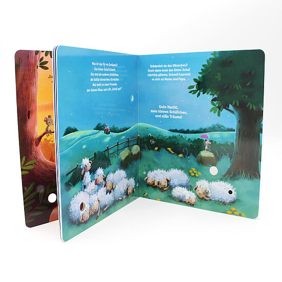 Das Buchcover zeigt eine nächtliche Szene mit blauem Himmel und Mond, grünen Hügeln, einem großen Baum und mehreren schlafenden weißen Schafen.