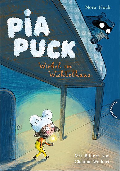 Das Buchcover zeigt ein Mädchen mit einer weißen Mütze, das neugierig in den Schatten eines Wichtelhauses blickt, während ein Waschbär darüber lauert. Die Farben sind in sanften Blau- und Orangetönen gehalten.
