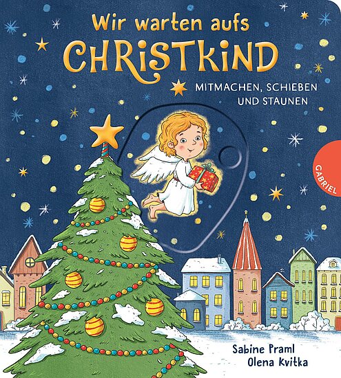 Das Buchcover zeigt einen strahlend blauen Nachthimmel mit einem großen Christbaum, an dem bunte Kugeln hängen. Ein Engel mit lockigen, goldenen Haaren schwebt mit einem Geschenk in der Hand über den Baum, während festlich geschmückte Häuser im Hintergrund sichtbar sind.