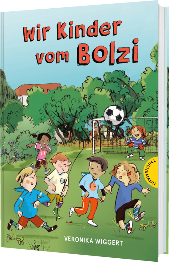Das Buchcover zeigt eine lebendige Szene mit sechs Kindern auf einem Fußballplatz. Die fröhlichen Figuren sind in bunten T-Shirts dargestellt, umgeben von grünen Bäumen und einem Fußballtor.