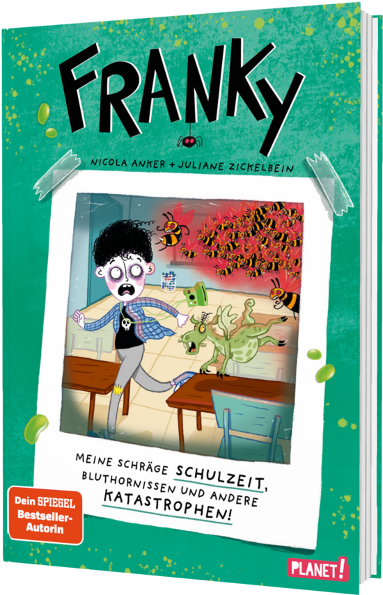 Das Buchcover zeigt einen blassen Jungen, der panisch aus einer Schulklasse vor einem Schwarm Wespen und einem grünen Pflanzenmonster flieht.