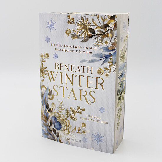 Das Buchcover zeigt goldene Schrift auf weissen Grund, blaue und goldene Blumenranken sowie stilisierte Schneeflocken mit romantischer Anmutung.