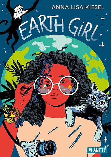 Das Buchcover zeigt ein Mädchen mit lockigem, schwarzem Haar, das eine Kamera hält und einen Kater auf dem Arm hat. Der Hintergrund ist in kräftigen Blau- und Grüntönen gehalten und zeigt Pflanzen und einen Planeten.