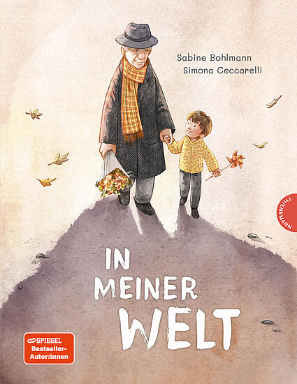 Das Buchcover zeigt einen älteren Mann mit Hut und kariertem Schal, der eine Hand eines kleinen Kindes hält, herbstliche Blätter und warme Beige- und Brauntöne.