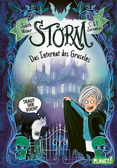 Das Buchcover zeigt einen Jungen mit grauen Haaren in einem schwarzen Umhang, der vor einem gruseligen, alten Internat steht. Die Farben sind in kühlen Tönen gehalten, und im Vordergrund sind eine weiße Katze und ein Berg von Grabsteinen sichtbar.