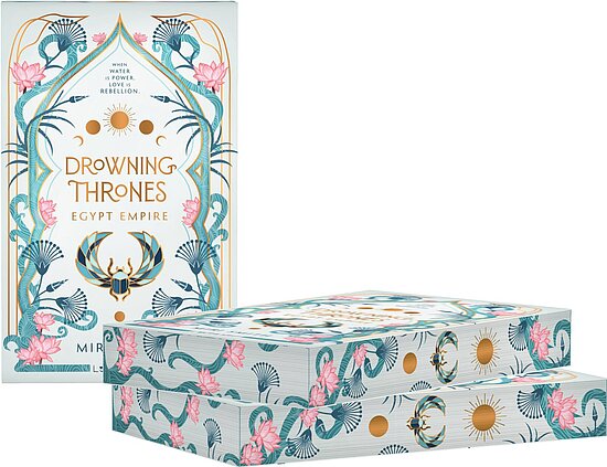 Das Buchcover zeigt … ein cremefarbenes Ornament mit goldenem Skarabäus, türkisgrünen Schlangenranken, rosa Lotusblüten und Sonnensymbolen.