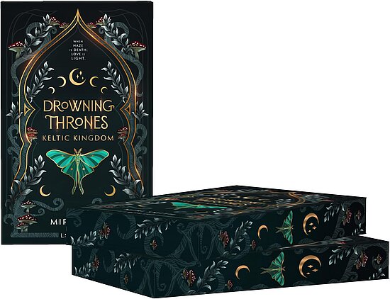 Das Buchcover zeigt eine große grünblaue Nachtfalterfigur vor dunklem Hintergrund, umrahmt von goldenen Mondphasen und silbergrauen Blättern.