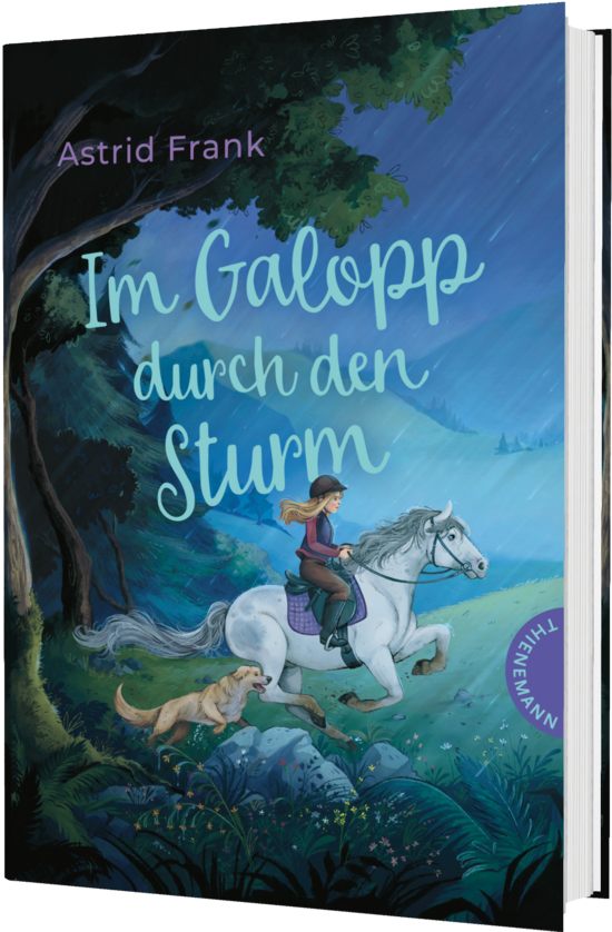 Das Buchcover zeigt ein Mädchen mit Zopf auf einem galoppierenden weißen Pferd, ein Hund läuft nebenher, stürmischer blaugrüner Waldhintergrund.