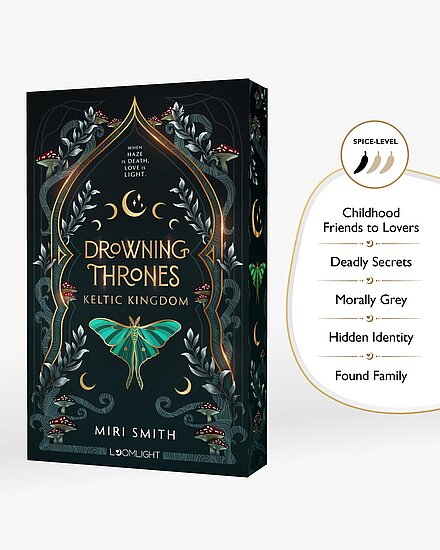 Das Buchcover zeigt einen türkisgrünen Nachtfalter vor dunklem Hintergrund, umgeben von goldenen Ornamenten, Monden, Ranken und roten Pilzen.