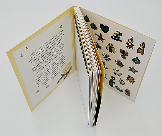 Das Buchcover zeigt ein aufgeschlagenes gelb gerahmtes Kinderbuch mit Illustrationen rechts aus kleinen Figuren und Symbolen und links Text auf hellgelbem Grund.
