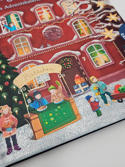 Das Buchcover zeigt einen roten Adventsmarkt vor einem beleuchteten Haus mit Tannenbaum, Marktstand mit zwei Kindern und fröhlichen Besuchern.