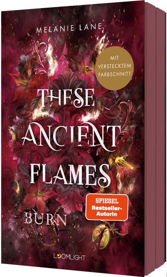 Das Buchcover zeigt einen dramatischen, rot-und goldenen floral gestalteten Hintergrund mit dem Titel „These Ancient Flames Burn“ in großer Schrift. Goldene Akzente und ein geheimnisvoller Farbverlauf verleihen dem Cover eine lebendige Ausstrahlung.