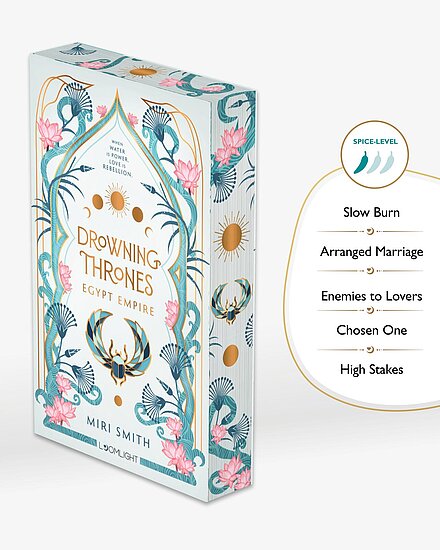 Das Buchcover zeigt … ägyptisch inspirierte goldene Ornamente mit rosa Lotus, türkisgrünen Pflanzen, Sonnen- und Mondsymbolen und einem Skarabäus.