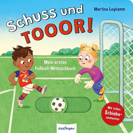 Das Buchcover zeigt zwei lachende Kinder auf einem Fußballfeld. Ein Junge mit dunklen Haaren schießt den Ball, während ein Mädchen mit blonden Zöpfen bereit ist, zu jubeln.