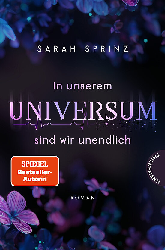 Das Buchcover zeigt vor dunklem violett-blauem Hintergrund die grosse Titelzeile UNIVERSUM mit Herzschlaglinie, umgeben von rosa und violetten Blueten.