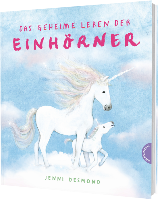 Das Buchcover zeigt zwei zauberhafte Einhörner auf einer blau-weißen Wolkenlandschaft. Das große Einhorn mit fließendem, hellen Haar steht neben einem kleinen Einhorn.