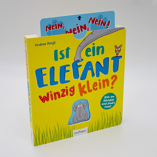 Das Buchcover zeigt einen gelben Einband mit grossem blauen Titel, einen grauen Elefantenrussel, einen sitzenden kleinen Elefanten und eine Maus.