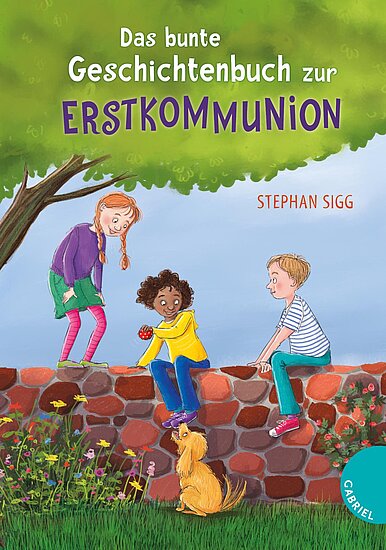 Das Buchcover zeigt drei Kinder, die an einer bunten Steinmauer sitzen. Ein Mädchen mit roten Haaren und blauem Pullover hält einen Apfel, ein Junge in gelbem T-Shirt blickt nachdenklich, während ein weiterer Junge mit blonden Haaren grinsend an der Mauer sitzt. Ein kleiner Hund sitzt auf dem Boden. Der Hintergrund ist grün mit Bäumen.