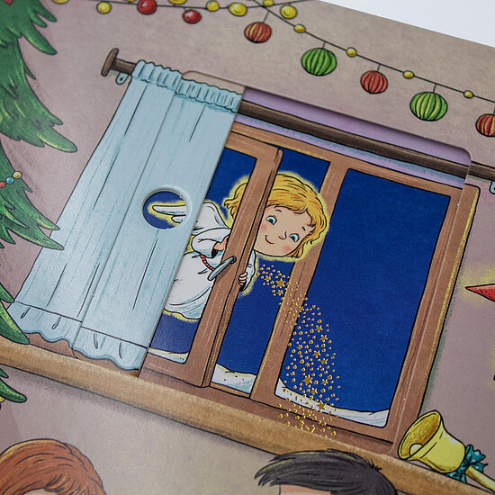 Das Buchcover zeigt ein blondes Kind als Engel in weißem Gewand, das aus einem Fenster schaut und goldene Sternchen in den blauen Himmel streut.