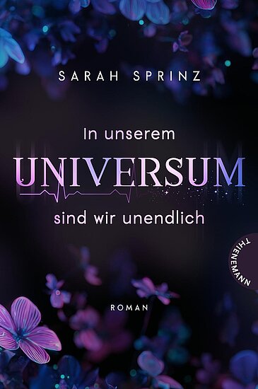 Das Buchcover zeigt einen dunklen Hintergrund mit leuchtenden, blauen und lila Blumen sowie funkelnden Sternenkonstellationen. Der Titel „In unserem UNIVERSUM“ erscheint in großem, schimmerndem Schriftzug.