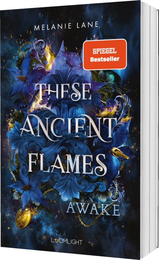 Das Buchcover zeigt eine geheimnisvolle, dunkle Kulisse mit blauen und lila Blumen und mystischen goldenen Elementen. Der Titel „These Ancient Flames“ steht in eleganten, silbernen Buchstaben oben, während „Awake“ darunter in kleinerer Schrift platziert ist.